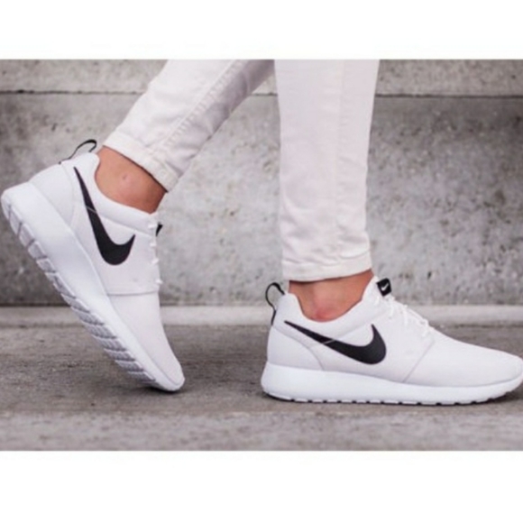 Nike Shoes | Nwt Nike Roshe White Black 